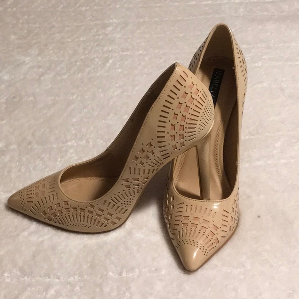 Nude pumps